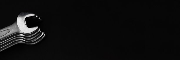 扳手在黑色背景横幅上图片下载