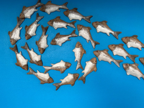 雕刻鱼的设计在石头上，在岩石上，雕刻，关闭，灰色背景图片下载