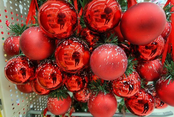 圣诞球红色的圣诞树图片下载