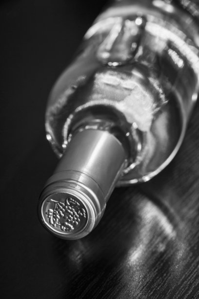 一瓶干白葡萄酒图片下载