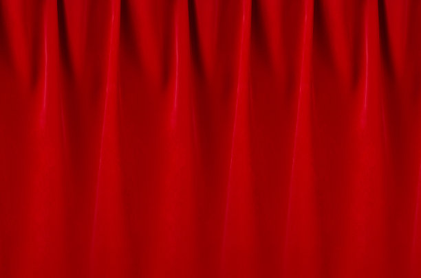 深红色天鹅绒窗帘，平滑的褶皱，优雅经典的电影背景。图片下载