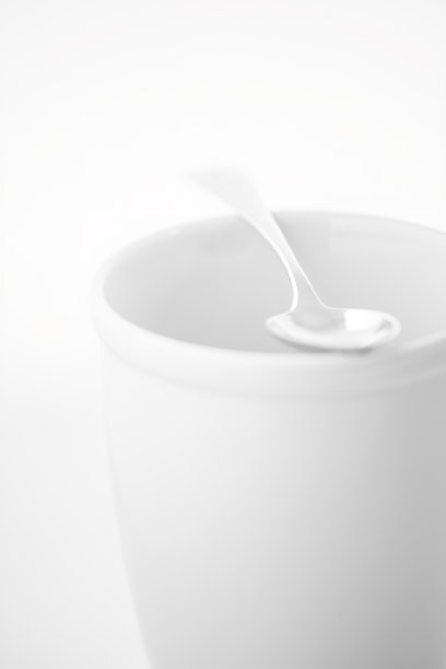 银匙放在空瓷杯上图片下载