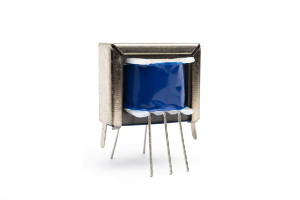 小型输出变压器(LT77)在白色背景上隔离图片下载