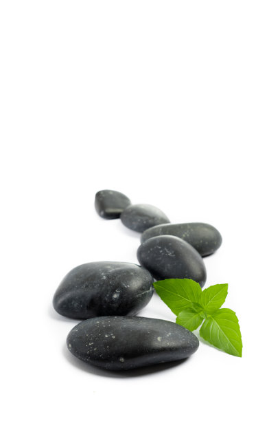白色背景上有几块温泉石图片下载