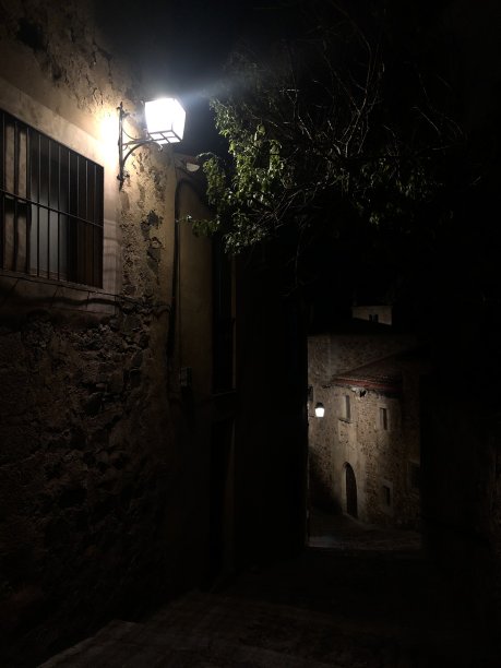 卡塞雷斯中世纪古城的街道。“灯。黑暗与光明图片下载