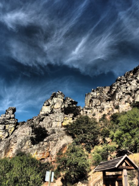 蒙弗拉格戏剧性的天空和山脉。(卡塞雷斯)图片下载