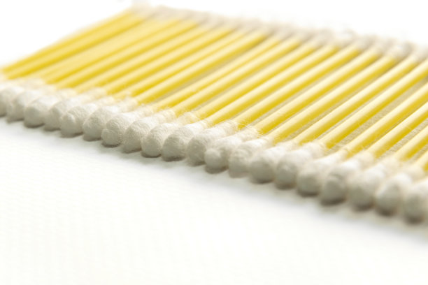 白色背景上分离的卫生棉签图片下载