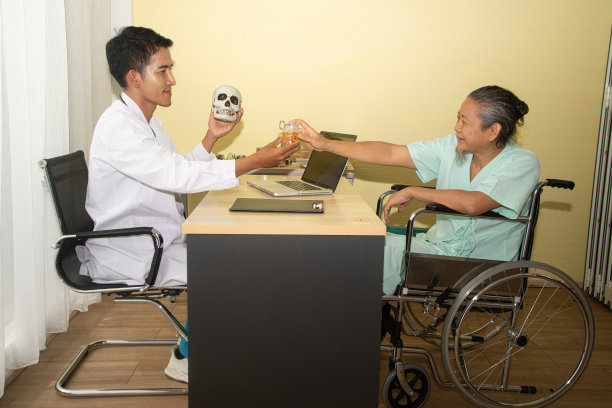 一位亚洲男医生向他的亚洲男病人解释诊断结果。图片下载