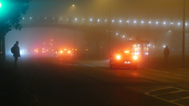 雾中高峰时刻图片下载