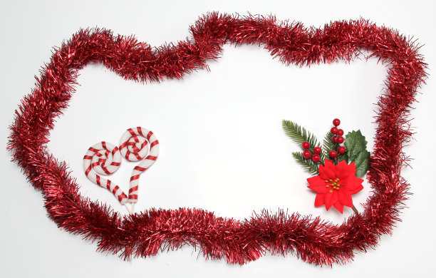 鲜艳的红色花环和墨西哥一品红花，手工娃娃，手杖和星星一起庆祝圣诞节图片下载