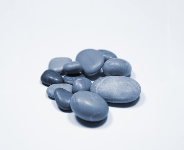 白色地板上的蓝型海石。图片下载