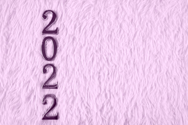 在粉红色蓬松的背景上的数字2022。新年庆祝概念。图片下载