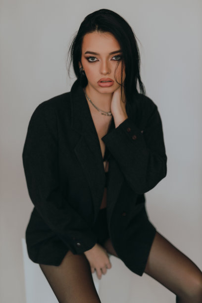 时尚的年轻女性图片下载