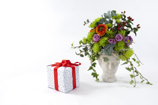 新年概念鲜花和礼品盒图片下载