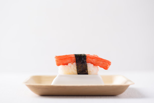 盘里的手握寿司图片下载