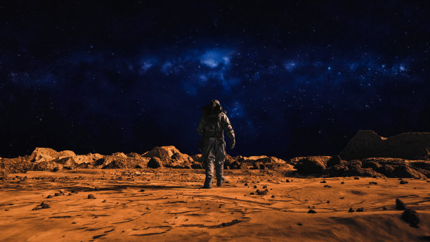 勇敢的宇航员自信地走在火星表面，走向银河系的镜头图片下载