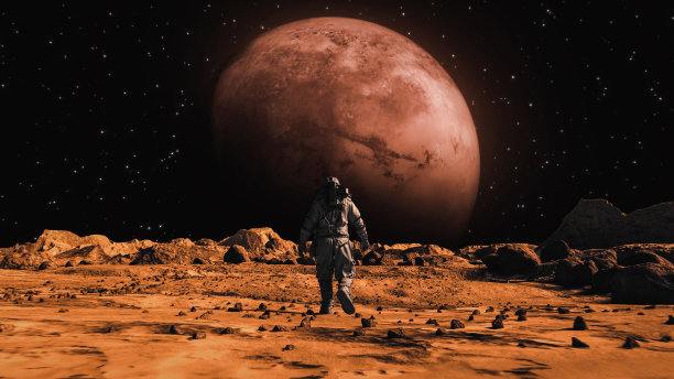 勇敢的宇航员身穿太空服自信地走在火星的太空星球上。覆盖着岩石的红色外星星球。第一个登上火星的宇航员。先进技术、太空探索/旅行、殖民概念。人类的伟大时刻。图片下载