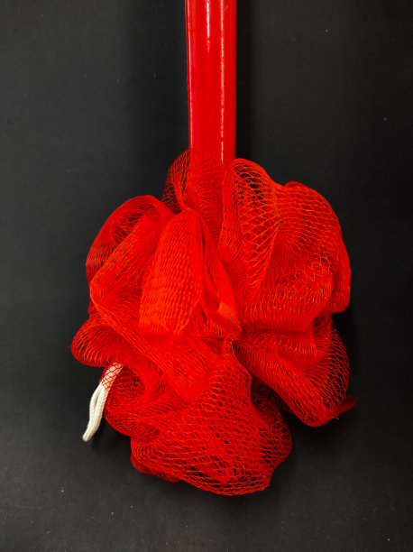 红色淋浴喷在黑色的照片图片下载