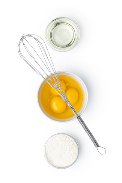 金属打蛋器和煮蛋器分离在白色上图片下载