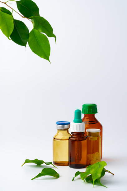 一瓶精油和绿叶图片下载