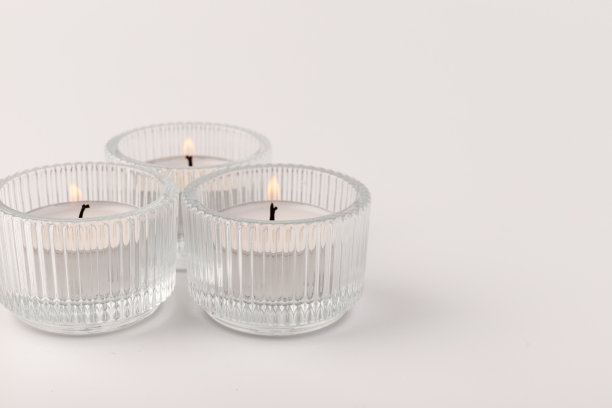 在杯架上燃着茶蜡烛，孤立在白色上。空间的文本图片下载
