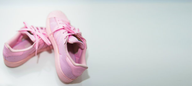 粉色运动鞋鞋与鞋带上角度视图地板软焦点图片下载