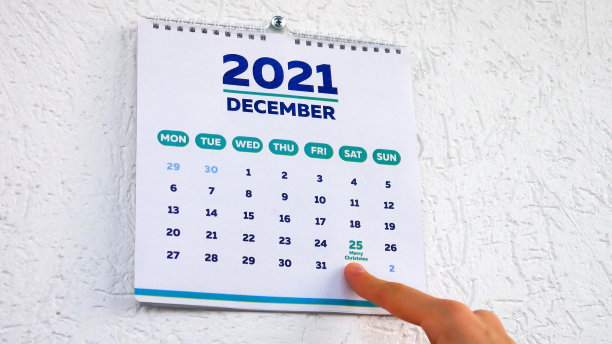 2021年挂历12月页，手指向圣诞节日期图片下载