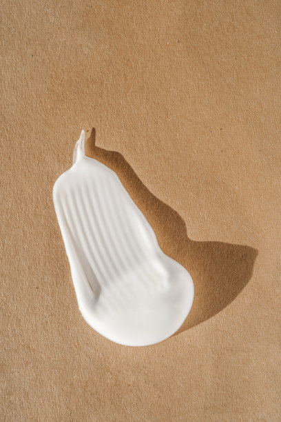 米色背景上白色奶油的质感。图片下载