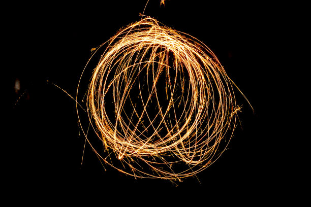 覆盖闪光球框架。魔术绝缘黄金圣诞假期背景是一个闪亮的球状亮片。图片下载