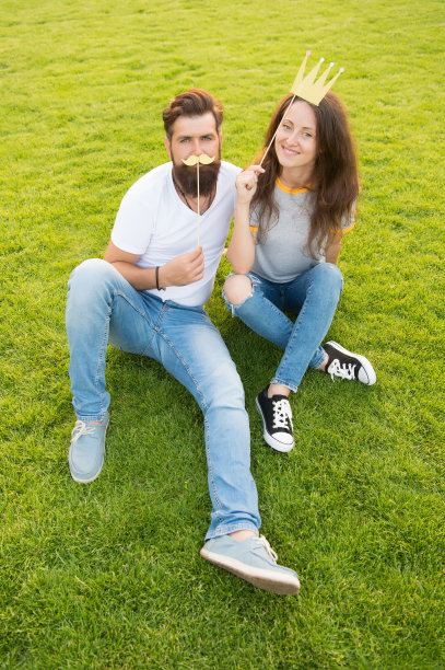 一起疯了。幸福的夫妇喜欢户外派对。约会的概念。幸福的情侣在爱中。暑假。野蛮的大胡子男人和微笑的女孩。女人和男人的嬉皮士放松。学生派对时间图片下载