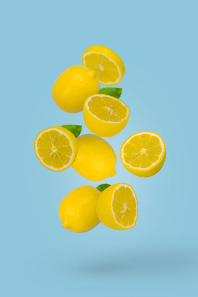 多汁的成熟的整个和切片柠檬飞在浅蓝色的背景。创新食品的概念。图片下载