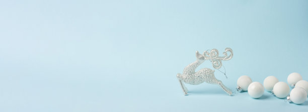 圣诞和新年前夜的构图在蓝色的背景上有驯鹿和装饰品图片下载