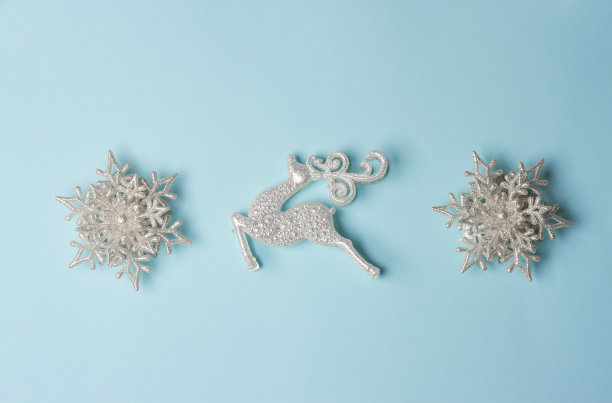圣诞和新年的构图在蓝色的背景与驯鹿和雪花图片下载