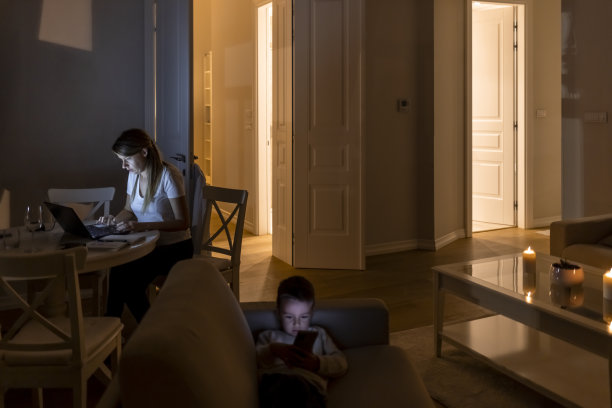 在家工作的妈妈图片下载