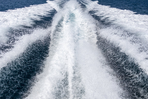海浪从一艘快艇上飘来图片下载
