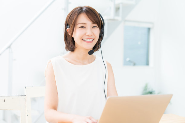 一个年轻的亚洲女人用笔记本电脑学习，函授课程图片下载