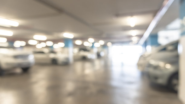 停车场背景模糊，建筑内部空地模糊，明亮的照明灯散景，为汽车和汽车保险的安全概念图片下载
