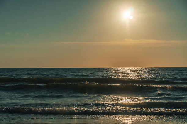 太阳，天空，大海，海浪。太阳在日落前照射在海面上。美丽的大海和太阳的照片图片下载
