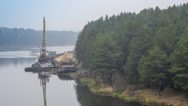 河上浮吊。在近岸作业的挖泥起重机。保护河流流。大自然，河流，天空，云彩。图片下载