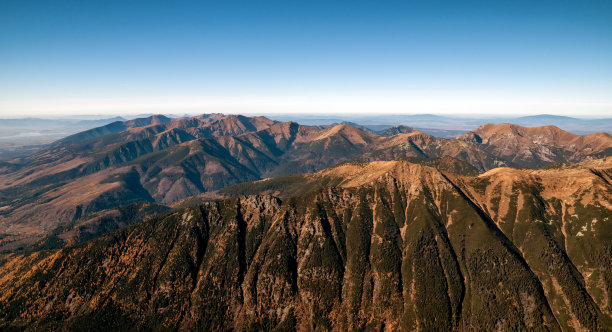美丽的山的风景。斯洛伐克的西塔特拉。从高塔特拉山脉的克里万峰俯瞰图片下载