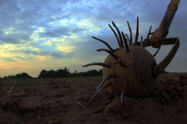 手动犁和耕作的农业工具。图片下载