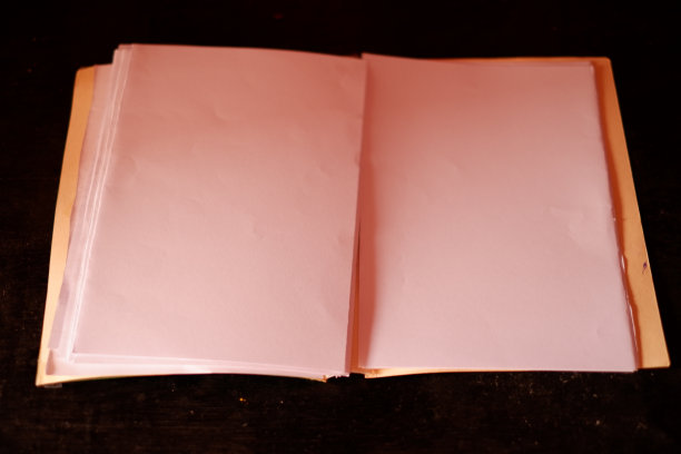 空白打开杂志，书或杂志模板隔离在黑色背景。图片下载