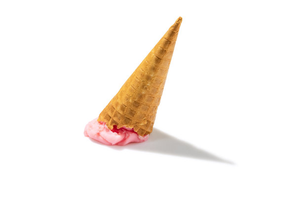 向上翻的脆华夫饼甜筒与阴影孤立在白色背景。世界各国菜系的概念图片下载