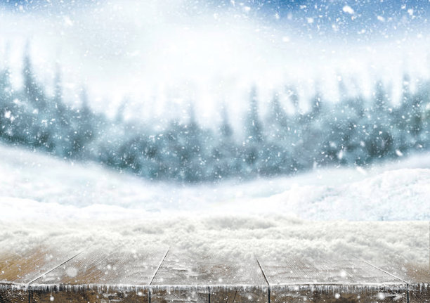 圣诞节冬季背景。冬天的雪景观和质朴的木桌，上面有雪。圣诞贺卡。图片下载