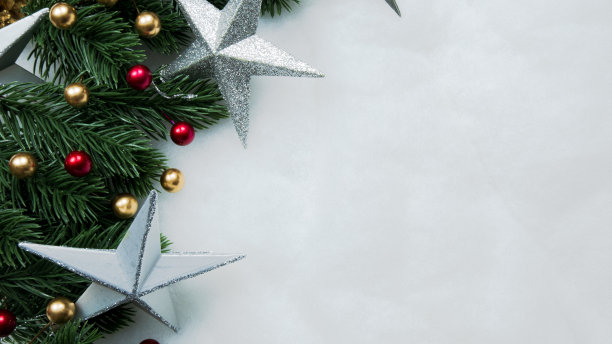 圣诞装饰品，松树的叶子，球，浆果在雪白的背景上，圣诞节的概念图片下载