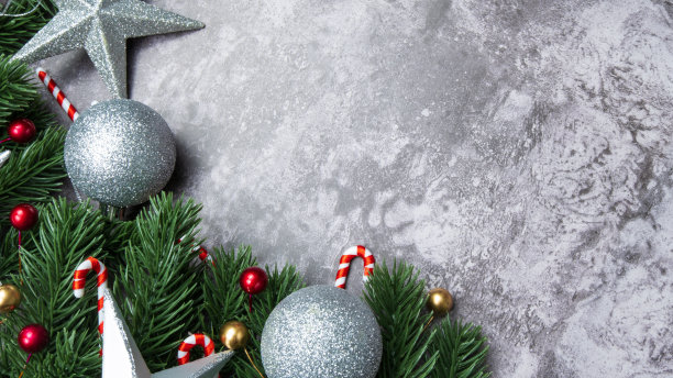 圣诞装饰，松树叶子，球，浆果在垃圾背景，选择性聚焦圣诞节概念图片下载