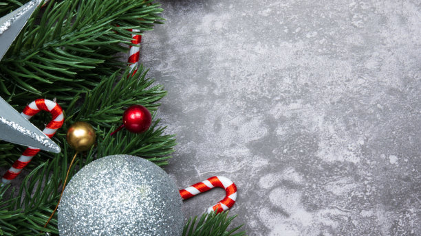 圣诞装饰，松树叶子，球，浆果在垃圾背景，选择性聚焦圣诞节概念图片下载
