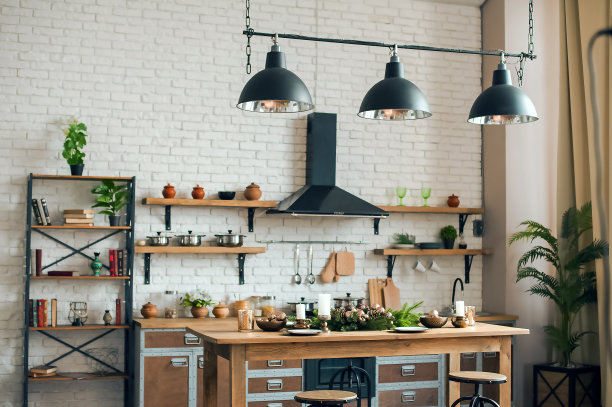 厨房里装饰的圣诞树。植物新年在室内…图片下载