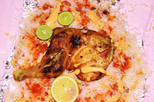 俯瞰美味的鸡肉烧烤，白米饭、柠檬片和红辣椒酱图片下载