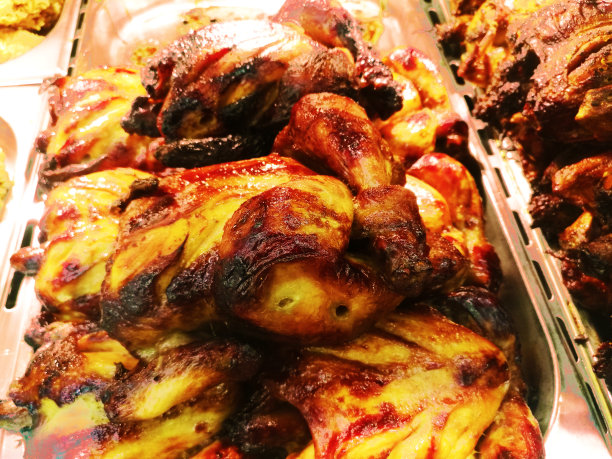 一个美味的鸡腿在白米饭上烤盘的特写图片下载